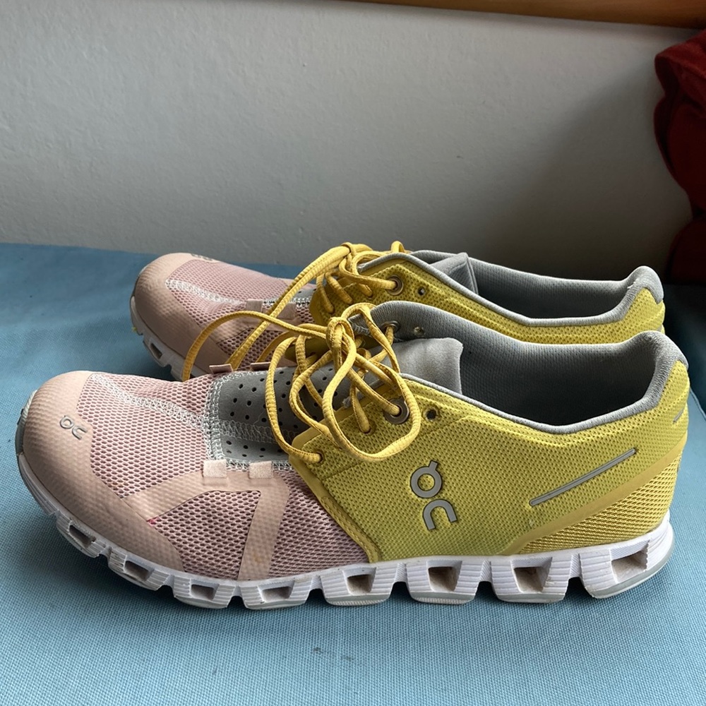 ON cloud shoes Sz 8.5